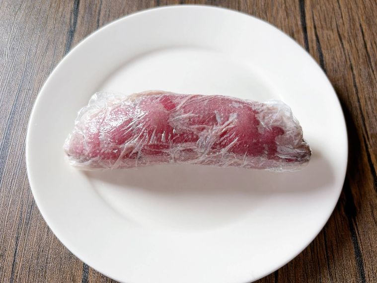 皿にのせて加熱したさつまいもを蒸す様子