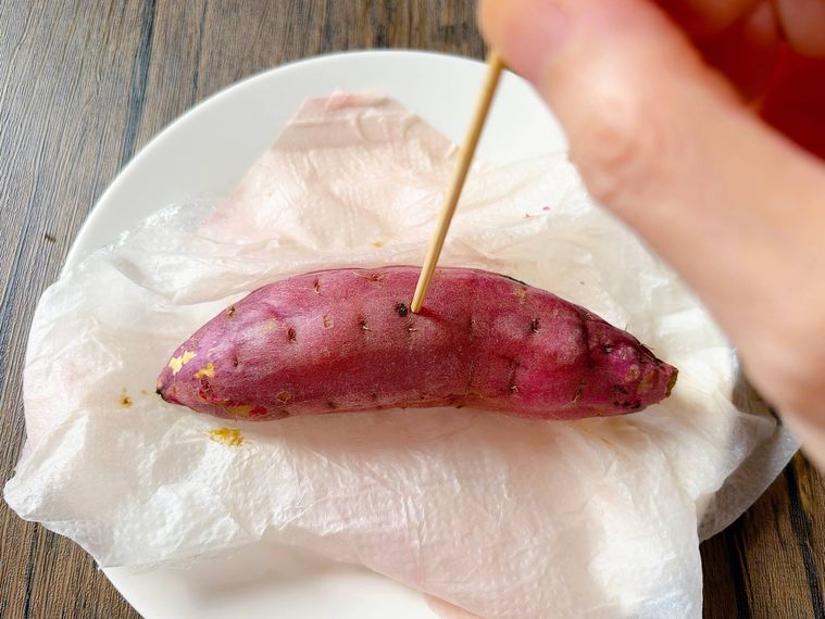 さつまいもに竹串を刺す様子