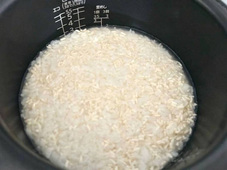 材料を炊飯器に入れた様子