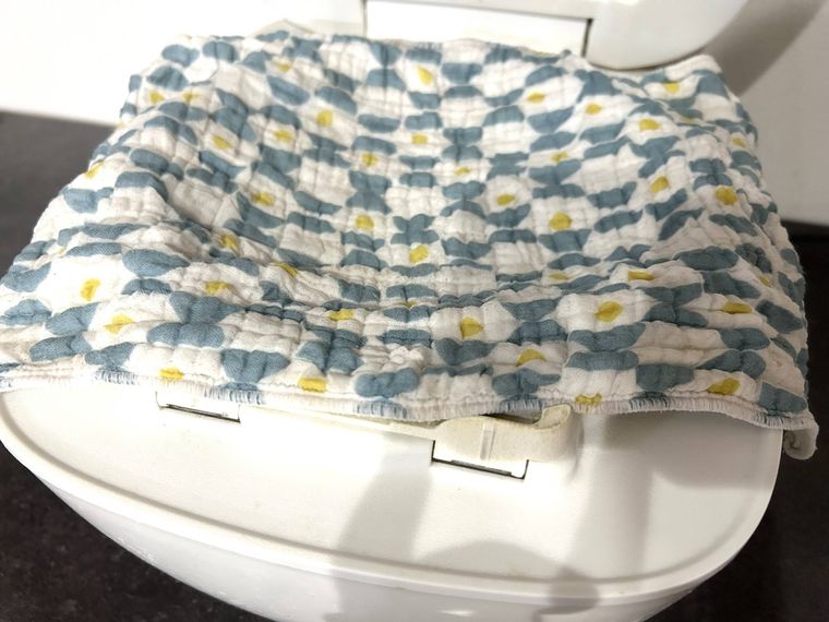 炊飯器に濡れ布巾をかけている様子