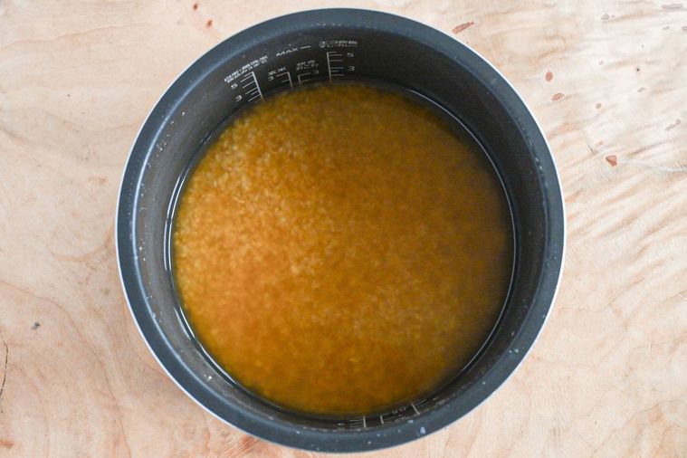 炊飯釜に入った浸水した米