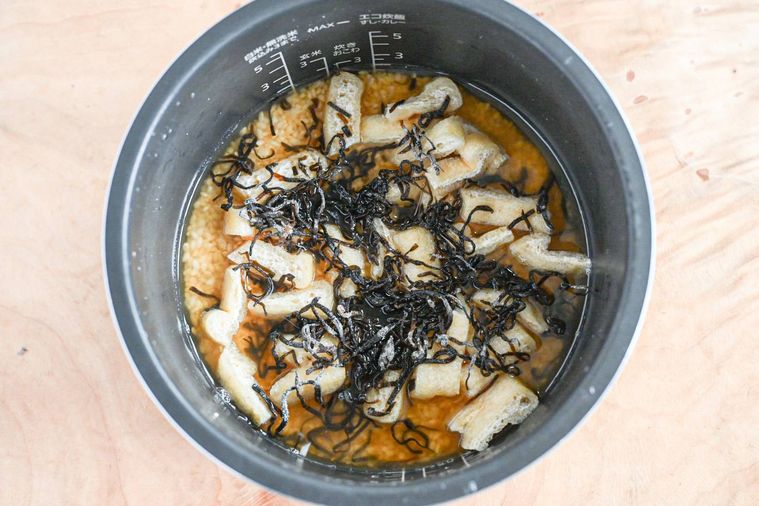 炊飯する前の塩昆布の炊き込みご飯