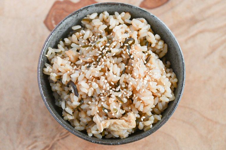 器に盛りつけた完成した塩昆布の炊き込みご飯