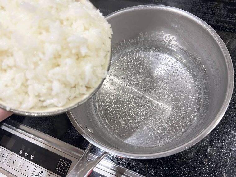 鍋にごはんを入れている様子