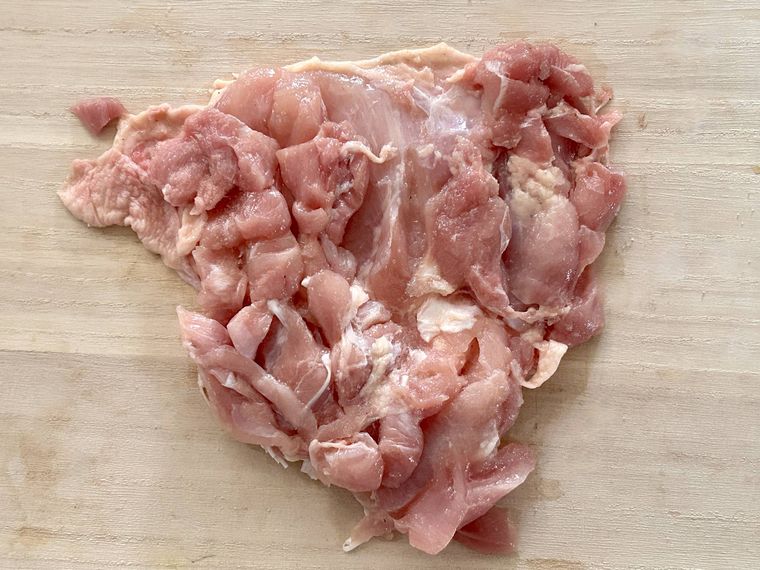 鶏もも肉がまな板の上に置かれているところ