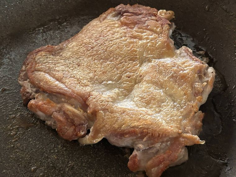 鶏もも肉をフライパンで焼いているところ