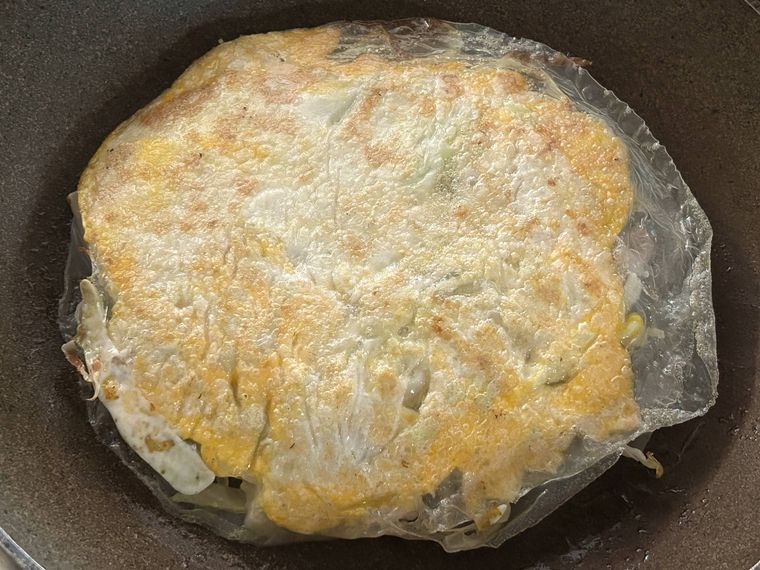 ライスペーパーお好み焼きがフライパンで焼かれているところ