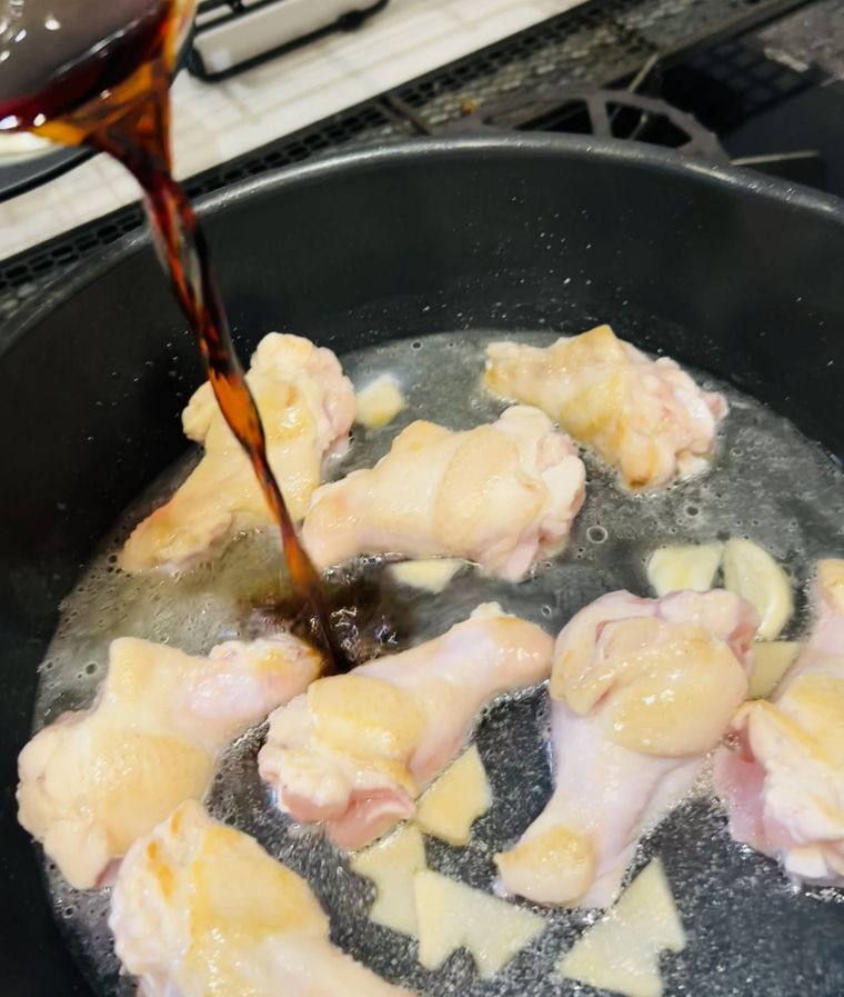手羽元に調味料としょうが、にんにくを加えた様子