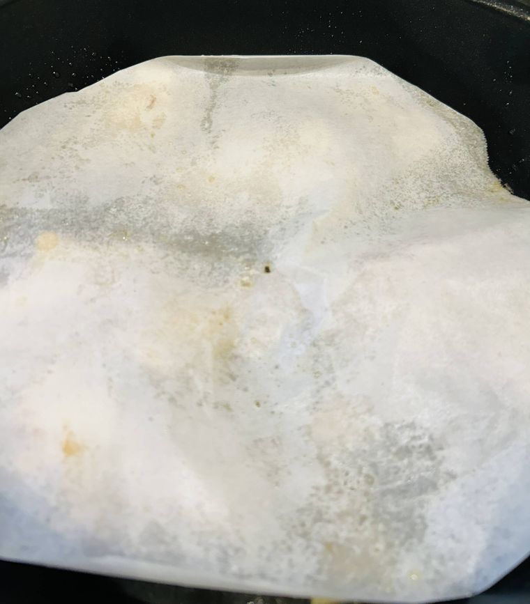 落とし蓋をして弱火で煮込んでいる様子