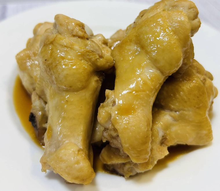 煮汁をかけて盛り付けた手羽元のほろほろ煮込み
