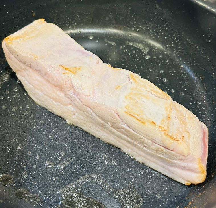 フライパンで豚バラブロック肉の表面を焼いている様子