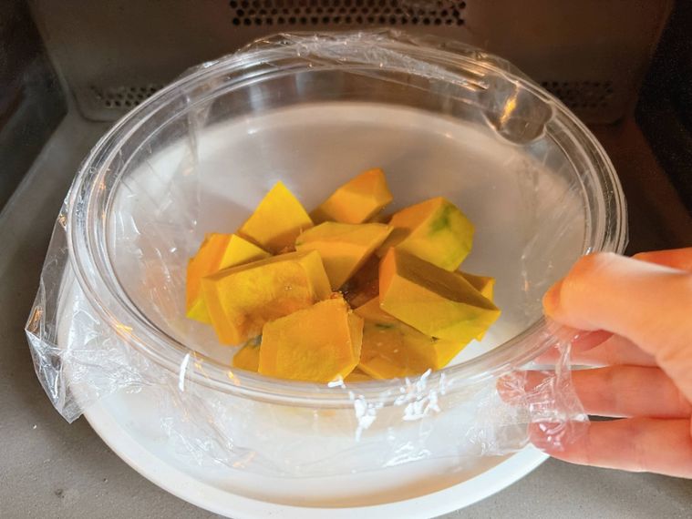 ボウルに入れたかぼちゃを電子レンジで加熱する様子