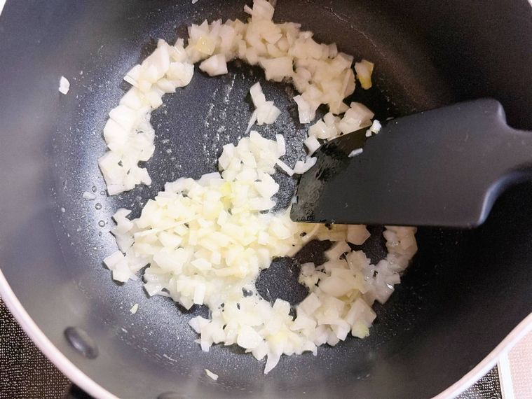 鍋で玉ねぎを炒める様子