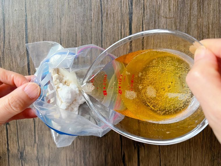 保存袋に調味料とビールを入れる様子