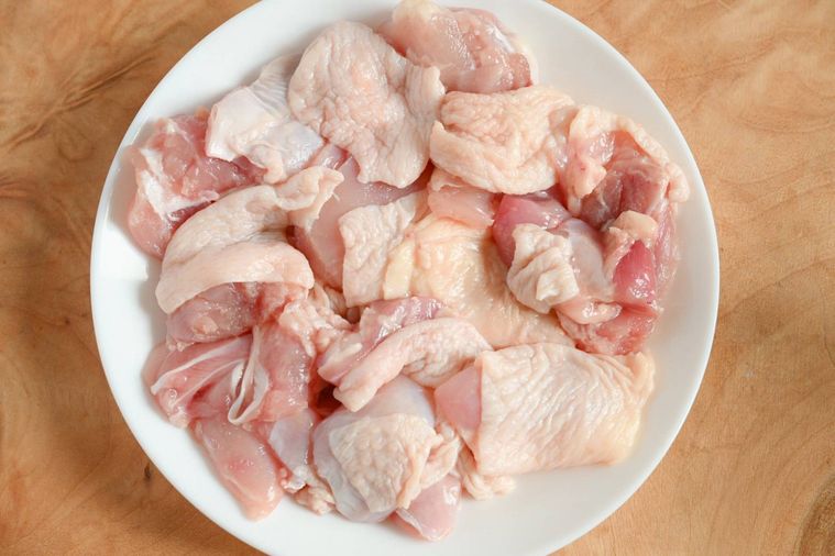 皿にのった加熱前の鶏もも肉
