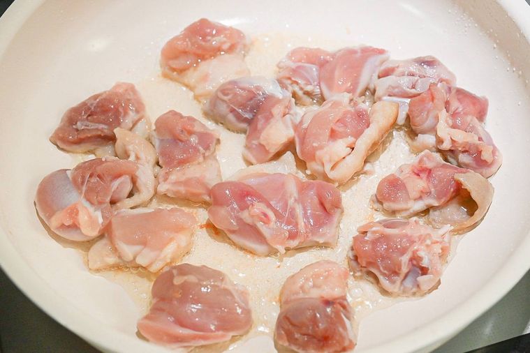 フライパンに入った加熱前の鶏もも肉