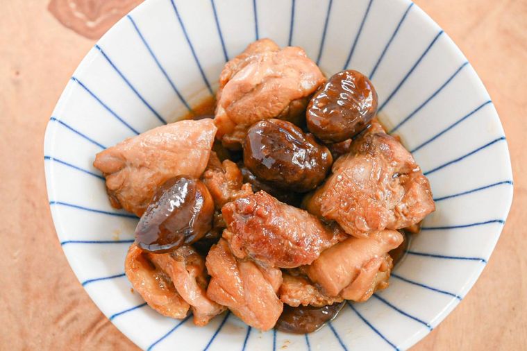皿に盛った完成した鶏もも肉と甘栗のポン酢しょうゆ煮