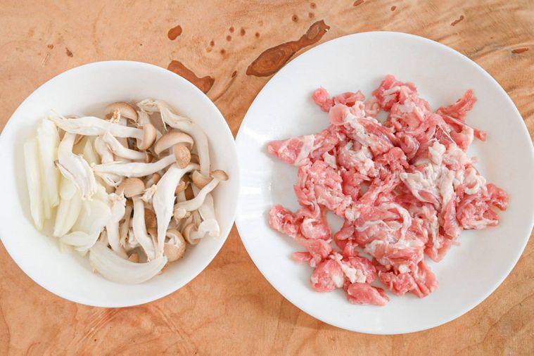 白い皿にのせた下準備をした食材