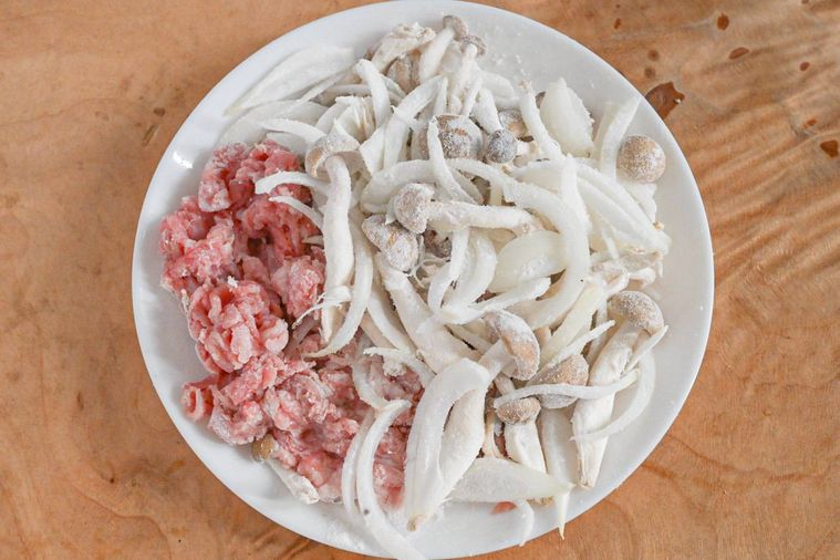 白い皿にのった米粉をまぶした食材