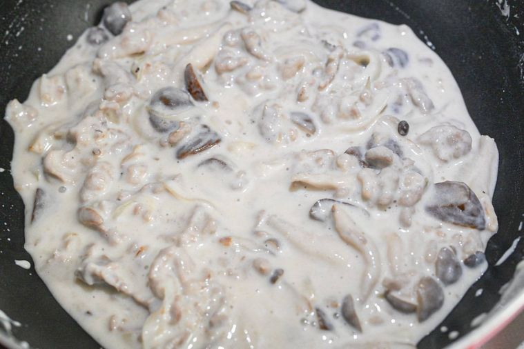 フライパンに入った豚こま肉と甘栗のミルク煮