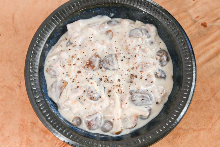 皿に盛った豚こま肉と甘栗のミルク煮