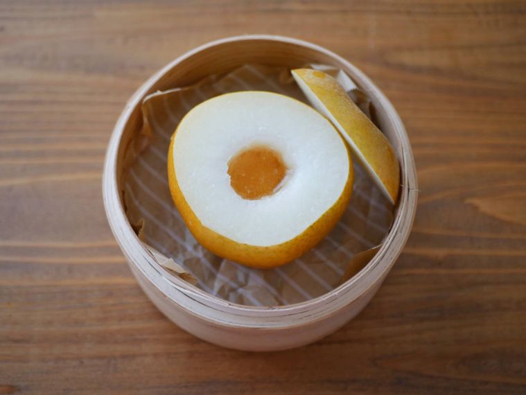 梨をカットして芯と種をくり抜きはちみつを注いだ様子