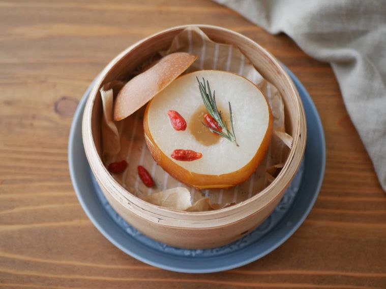 クコの実とローズマリーがトッピングされた蒸し梨