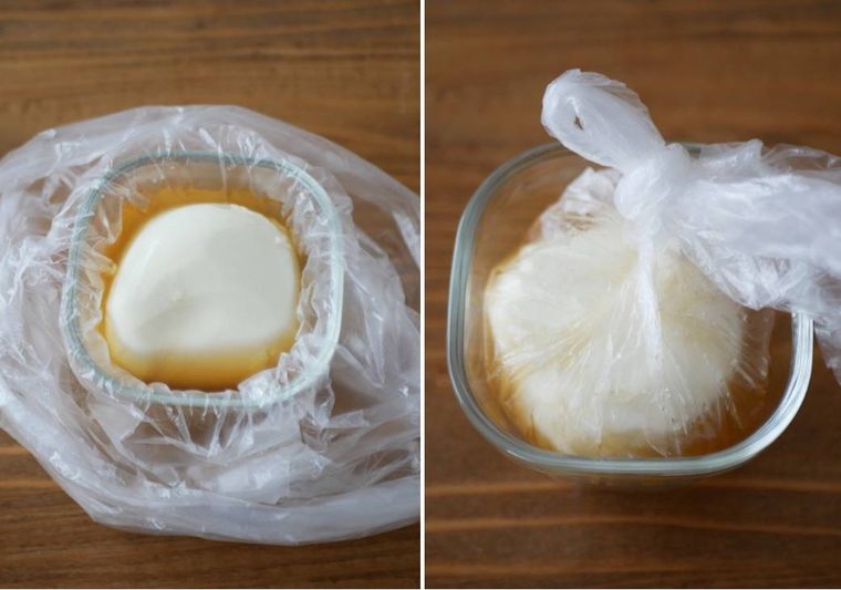 モッツァレラチーズを袋に入れ、白だしに漬ける様子