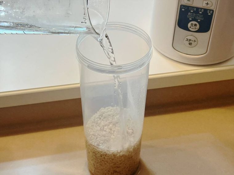 米麹にお湯を加えている様子