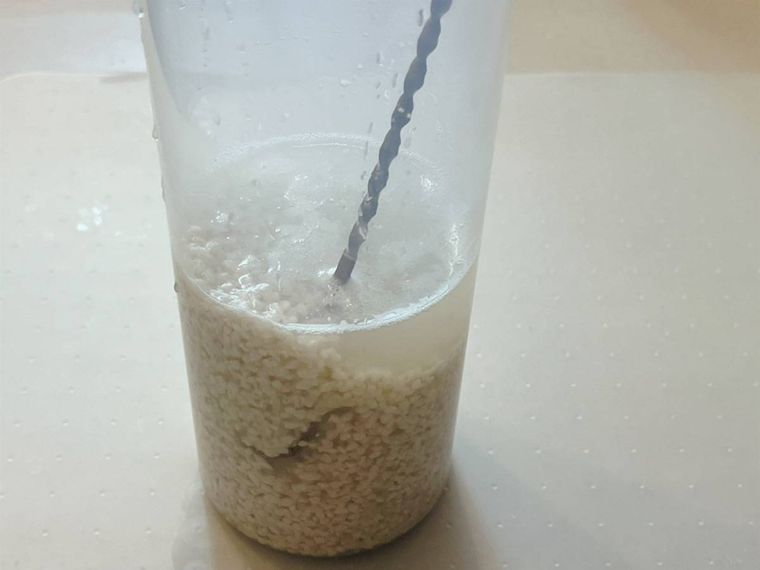 作成中の甘酒を混ぜている様子