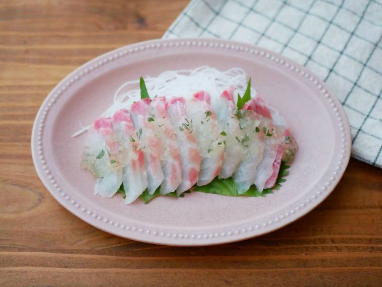 鯛の刺身にわさびジュレを盛った様子