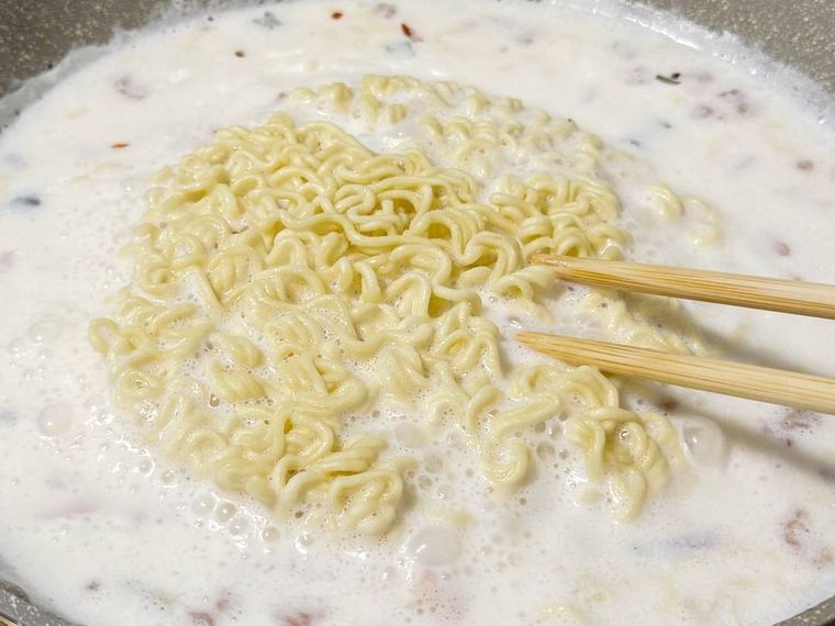 牛乳と水で辛ラーメンを煮ている様子