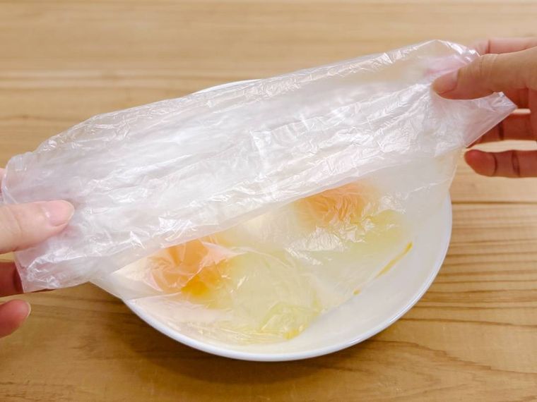 アイラップの口を折りたたんでいる様子