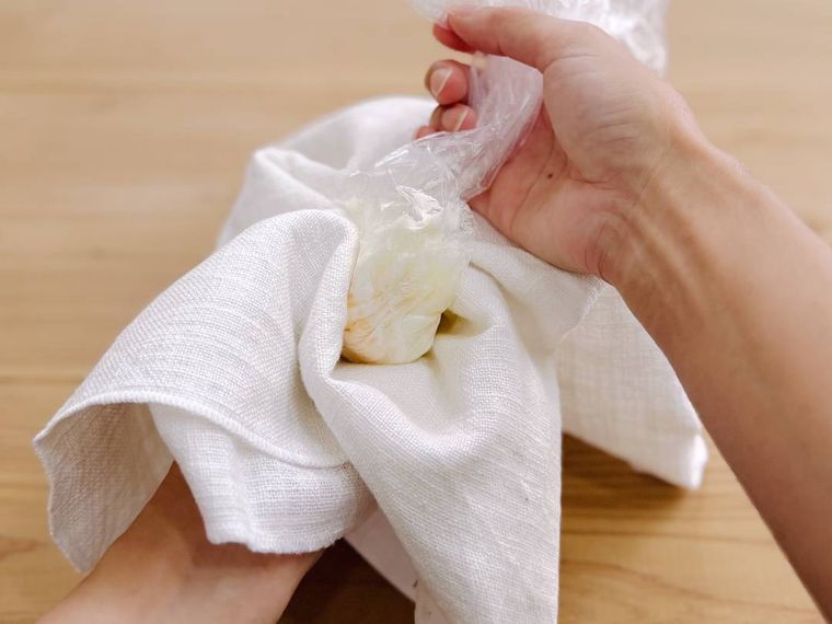 アイラップで加熱した卵をつぶしている様子