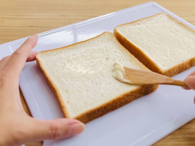 食パンにバターを塗っている様子
