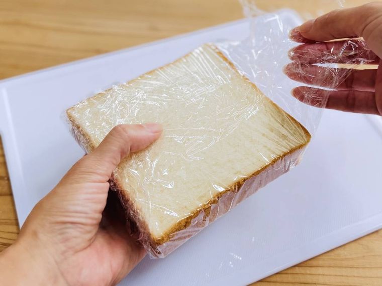 たまごサンドをラップで包んでいる様子