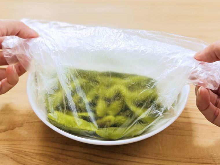 枝豆をアイラップに入れ、口を折りたたんでいる様子