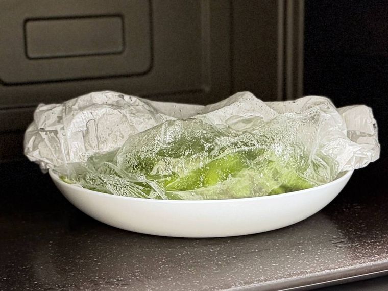 枝豆をアイラップに入れ、電子レンジで加熱した様子