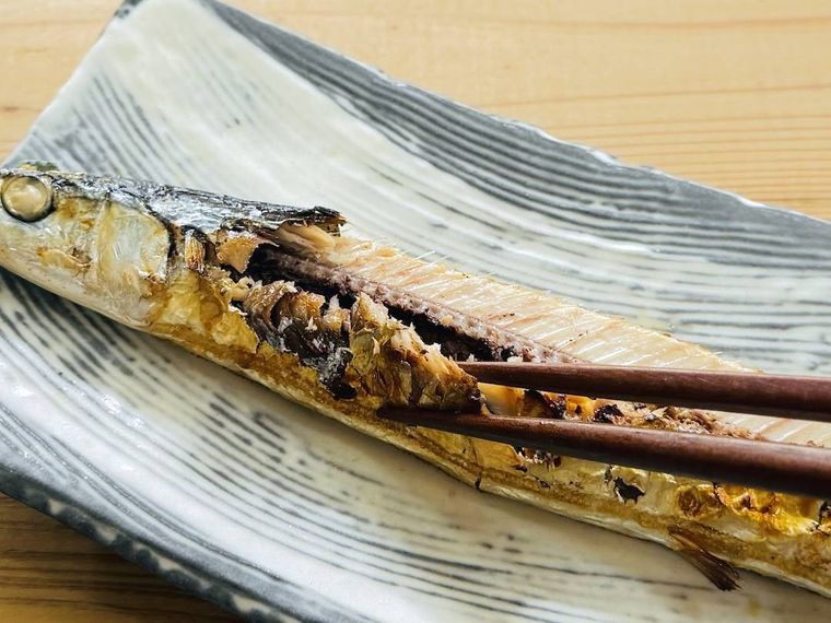 焼きさんまの身を箸でつかんだ様子