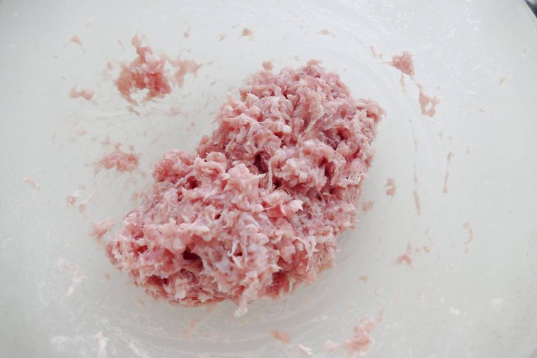 混ぜたあとの白っぽくなった豚ひき肉