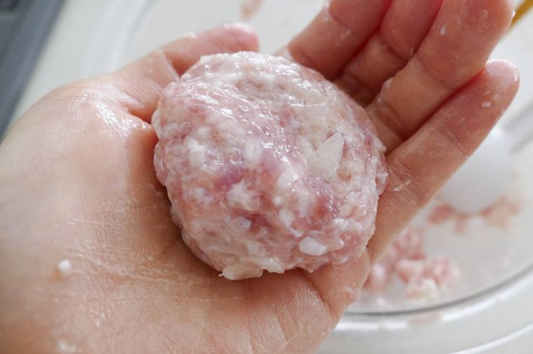 まるめた肉だねを手のひらにのせた様子