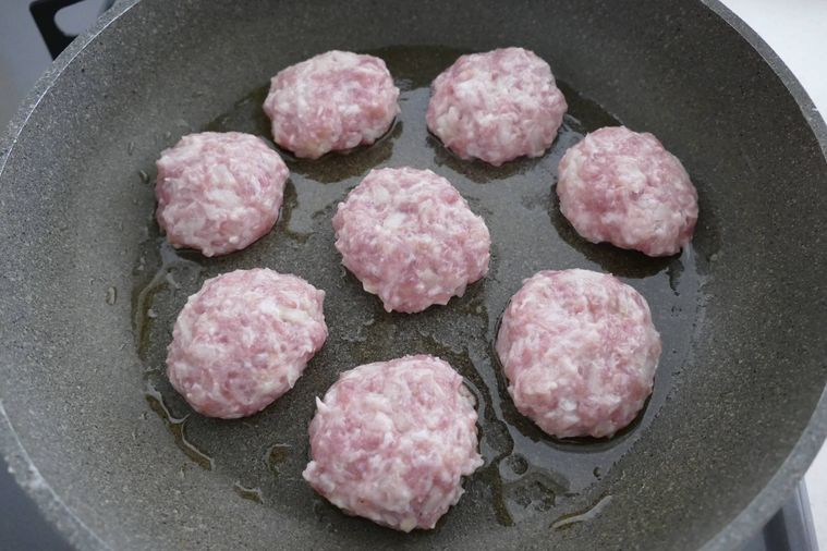 サラダ油をひいたフライパンに肉だねを並べた様子
