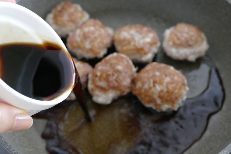 つくねが入っているフライパンに調味料を入れる様子