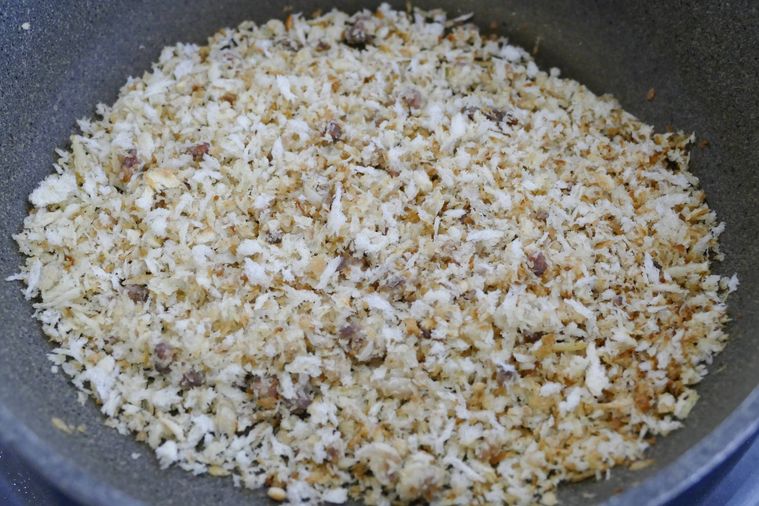にんにくとアンチョビ、パン粉をフライパンでこんがり炒める様子