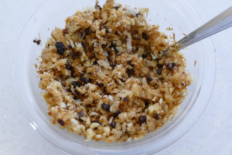 こんがり色づいたパン粉とパン粉フィリングの材料を混ぜる様子