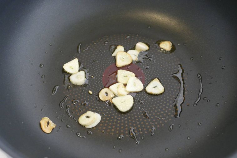 にんにくをオリーブオイルで炒める様子