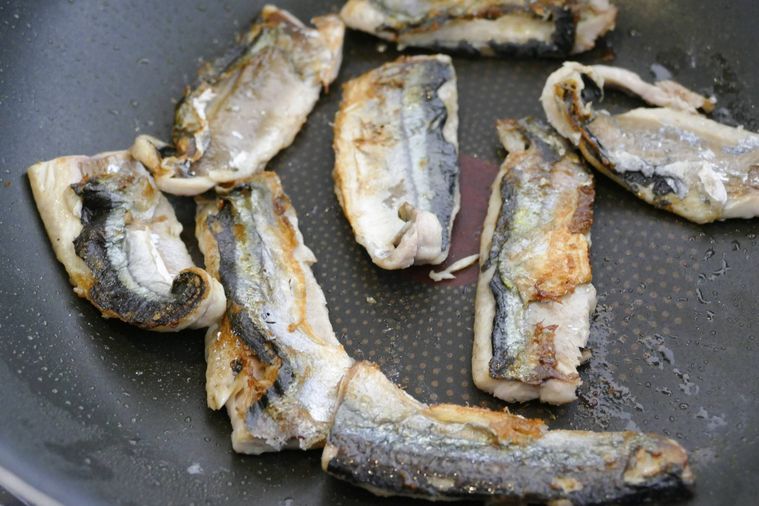 さんまの両面をこんがり焼く様子