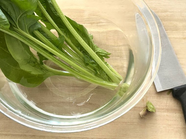 ほうれん草を水で洗っているところ