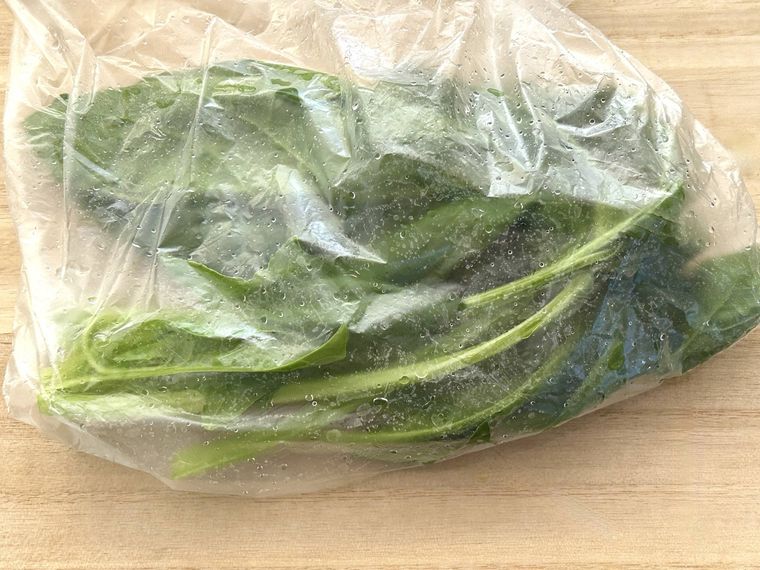 ほうれん草がアイラップに入っているところ