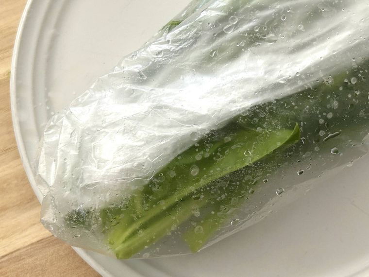 ほうれん草が入っているアイラップを折りたたんだところ